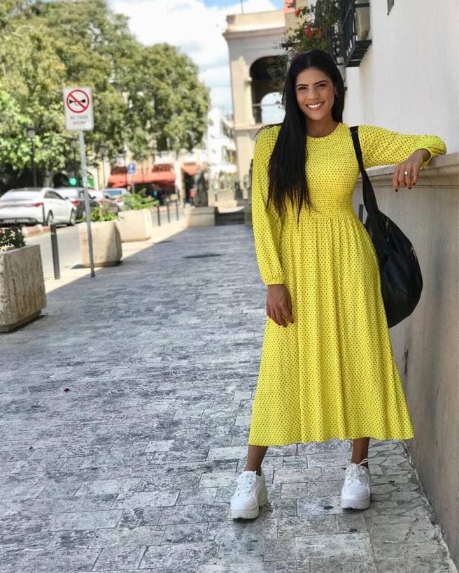 La conductora de 31 años se mudó a Miami cuando participó en Nuestra Belleza Latina 2015, pero cada que puede visita su país. Aquí la vemos recorriendo las calles de Santo Domingo, capital de República Dominicana.