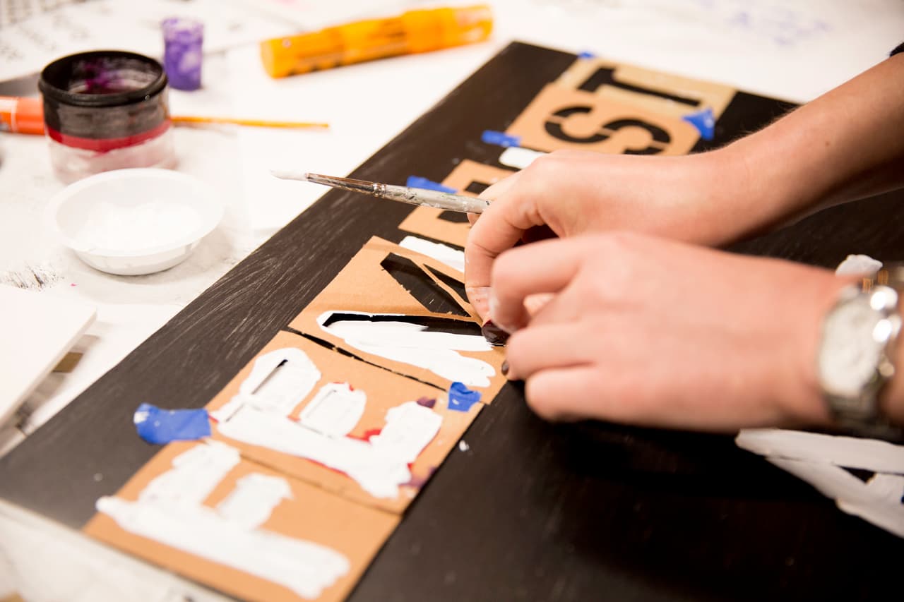 "Feminista": un letrero para la marcha de este sábado.