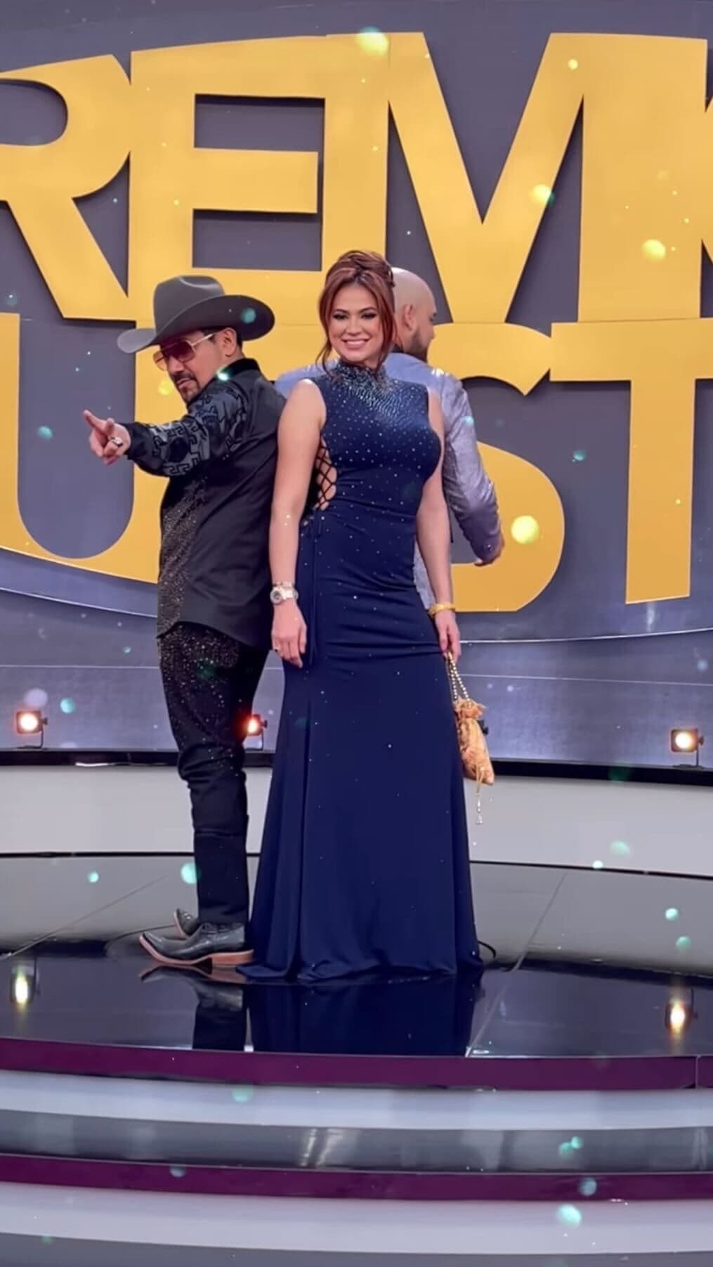 ¿Pero qué nos dicen de 
<b><a href="https://www.univision.com/temas/carla-medrano">Carla Medrano</a></b>? La locutora llegó a la alfombra portando un vestido largo color azul.