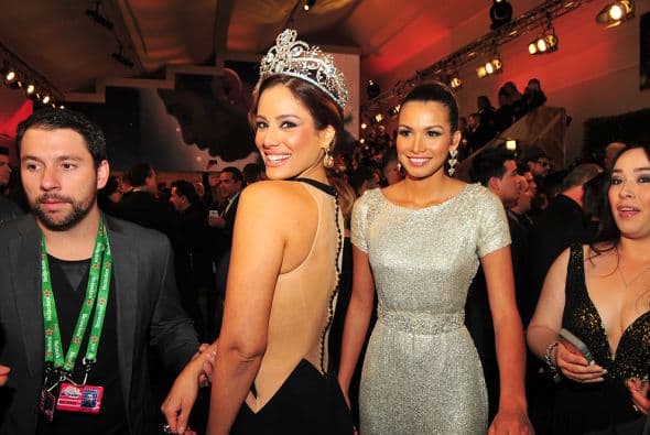 Te llevamos detrás de cámaras y mira todo lo que pasó mientras tus artistas desfilaban por la alfombra verde. 