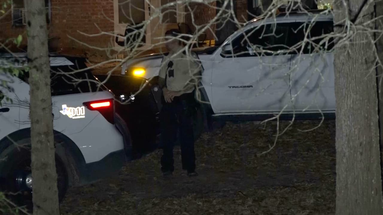 Díaz y Dicus, vivían en una casa detrás de la familia del hombre, de 21 años. Los padres del joven llamaron a las autoridades del condado Waller 
<b><a href="https://www.univision.com/local/houston-kxln/hallan-el-cuerpo-de-una-mujer-asesinada-en-el-condado-waller-las-autoridades-investigan-los-hechos-video" target="_blank">para reportar el asesinato. </a></b>