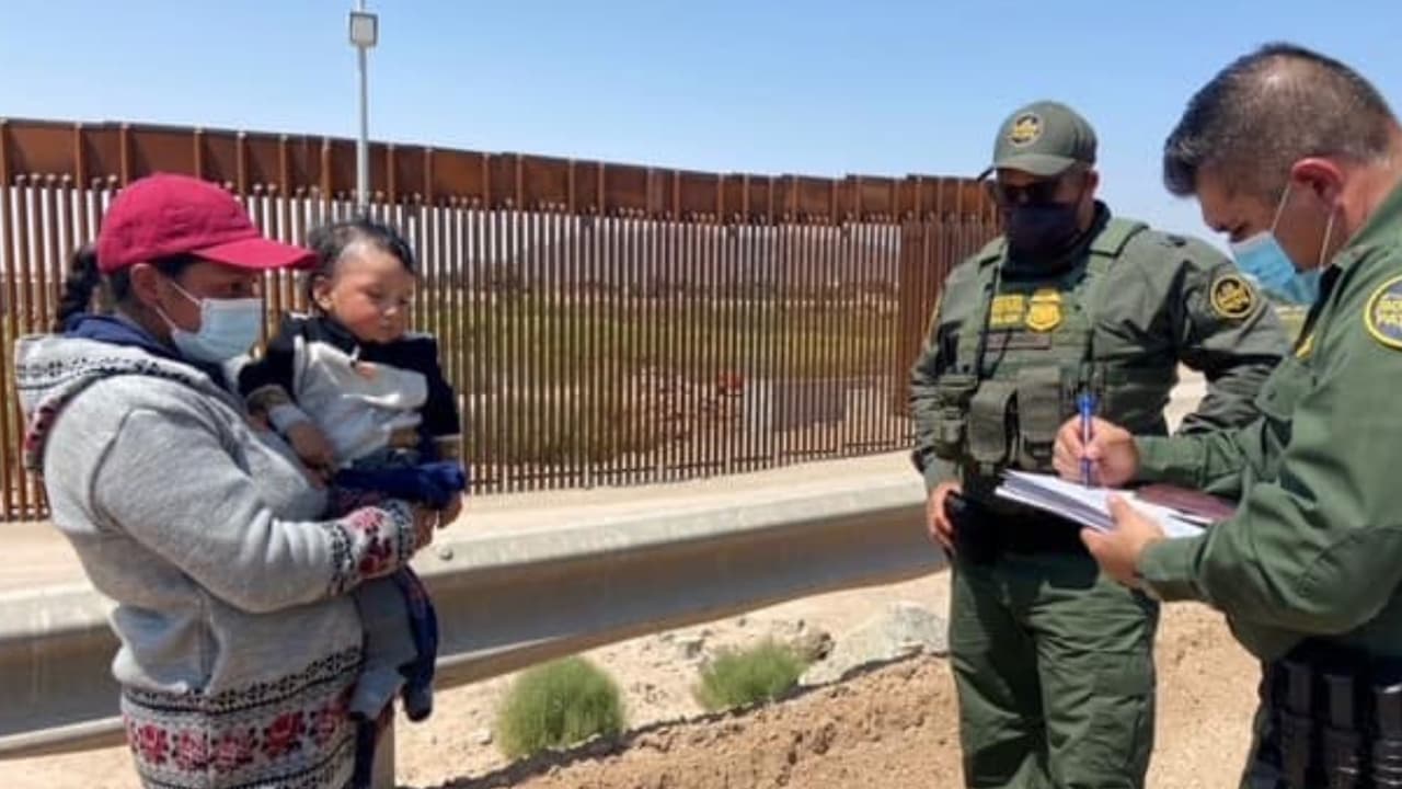 Esta madre ecuatoriana y su bebé fueron abandonados por los traficantes a unas 150 millas al sur de la frontera, cuando fueron encontrados por la Patrulla Fronteriza el menor presentaba problemas respiratorios.