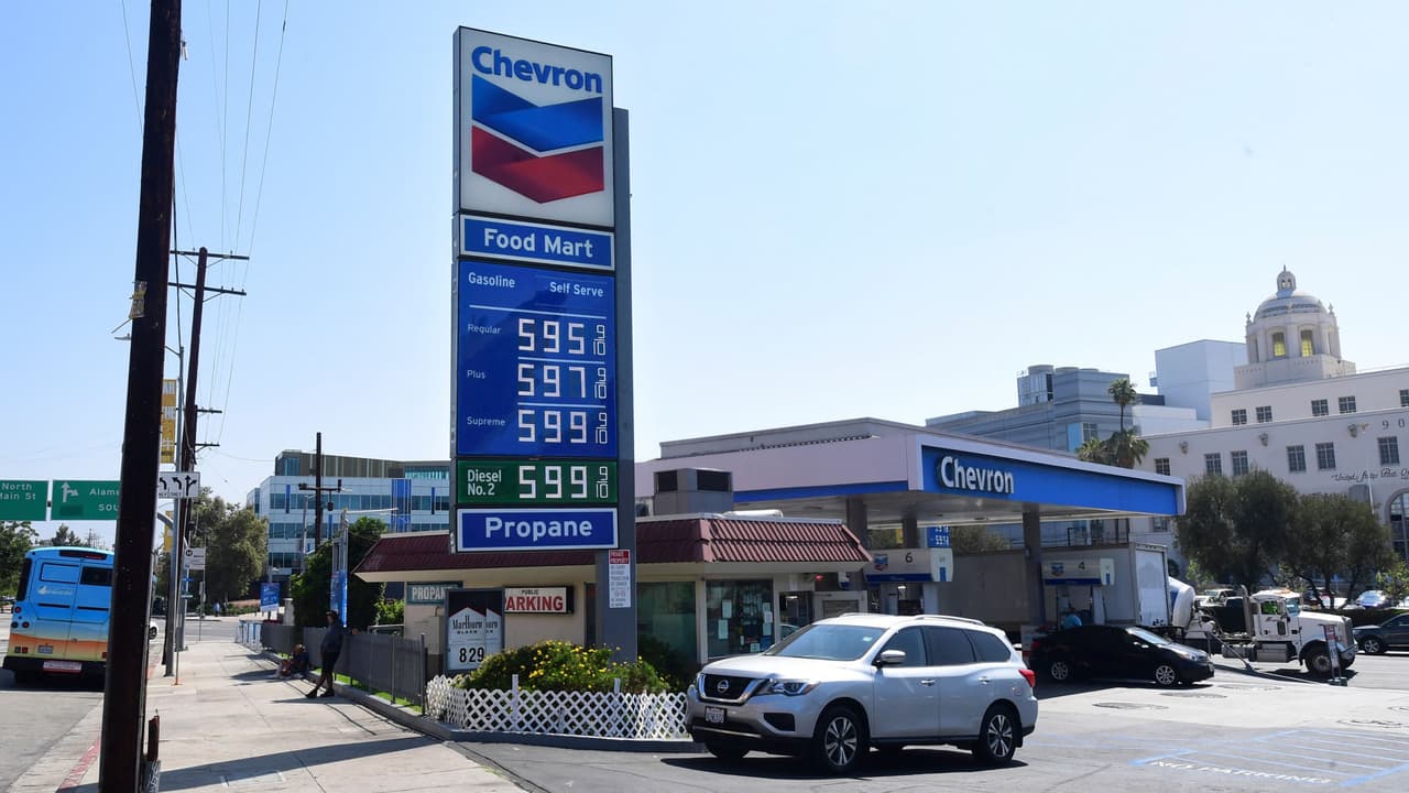 El precio de la gasolina amenaza con amargar la fiesta del Día de la Independencia