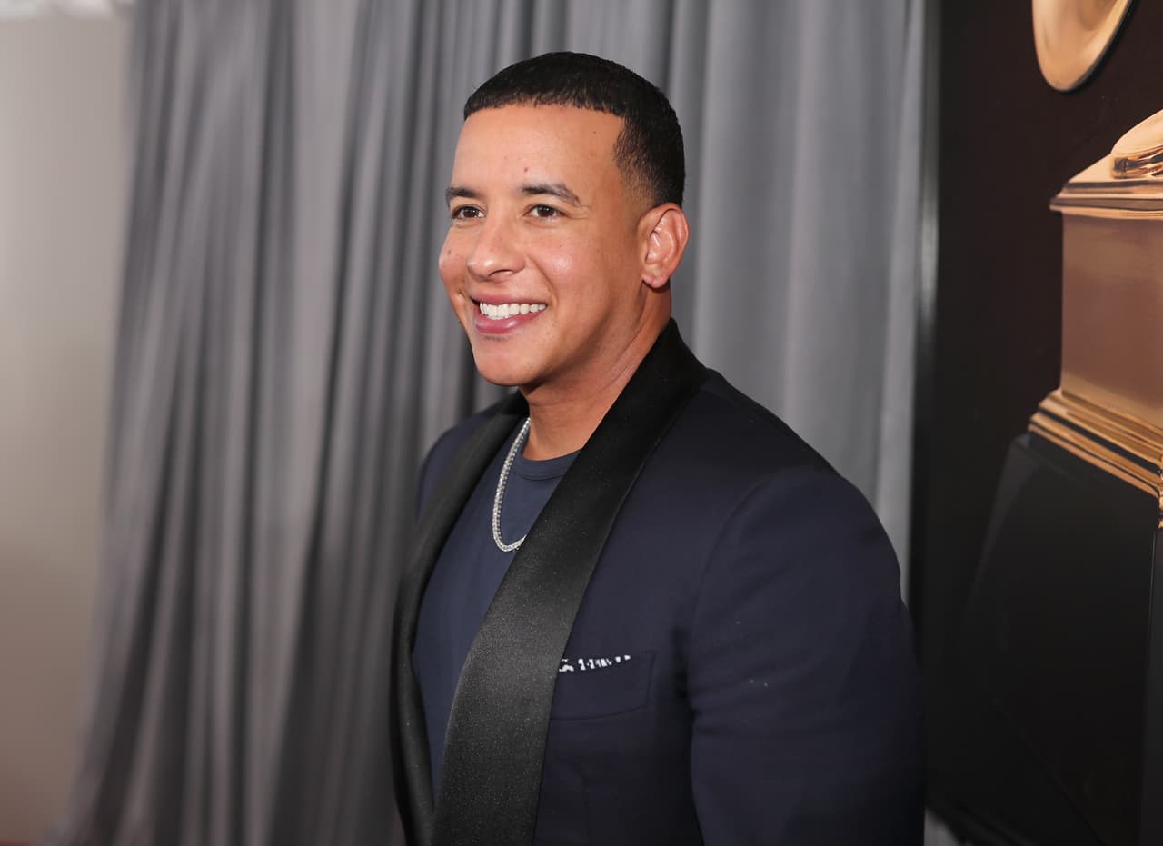 <b>Daddy Yankee</b>: su nombre real es
<b>Ramón Luis Ayala Rodríguez</b> y nació el 3 de febrero de 1977, en San Juan, Puerto Rico. Comenzó su carrera en 1991.
<br>