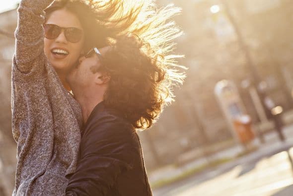 Y es común que uno de los dos comience a desear algo más que una amistad...