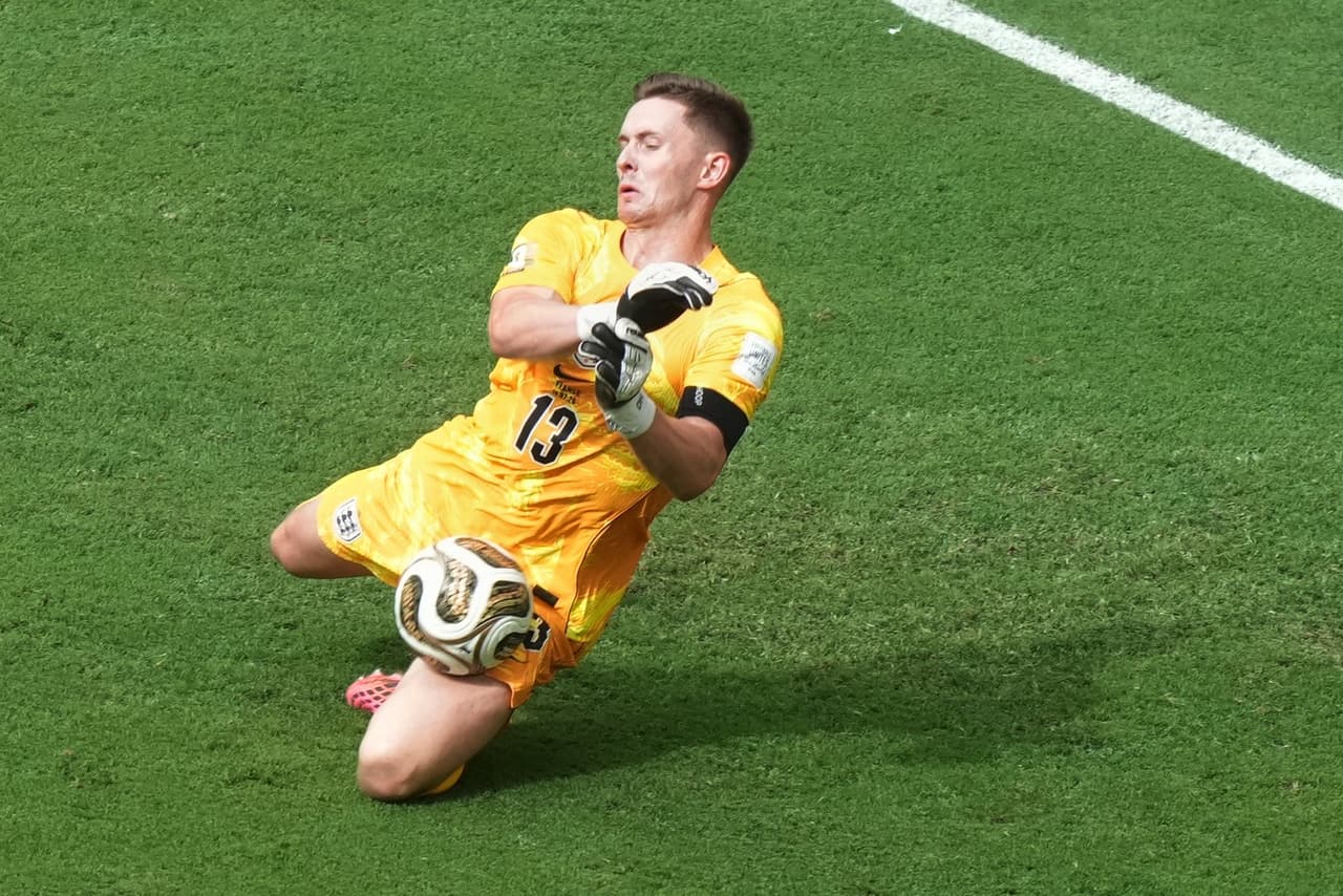 El portero de Inglaterra, Dean Henderson (13), bloquea un disparo a puerta durante el partido por el tercer puesto del Mundial entre Francia e Inglaterra en Miami Gardens, Florida, el sábado 18 de julio de 2026.