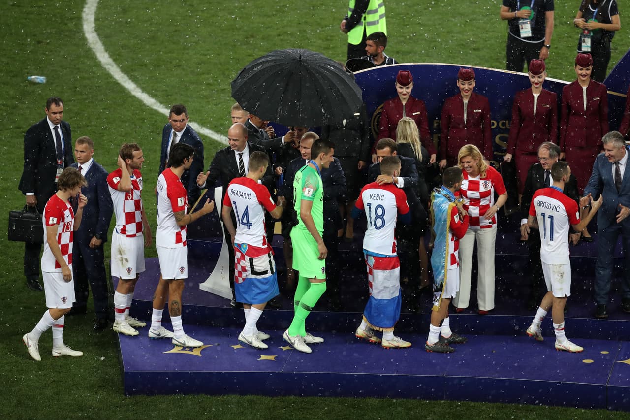 Sin duda ha sido uno de los momentos más comentados de la final del Mundial. Los jugadores de Croacia desfilaban por el escenario montado en el centro del campo para recibir las medallas que los distinguen como subcampeones de la Copa del Mundo y una copiosa lluvia comenzó a caer en el estadio Luzhniki de Moscú.