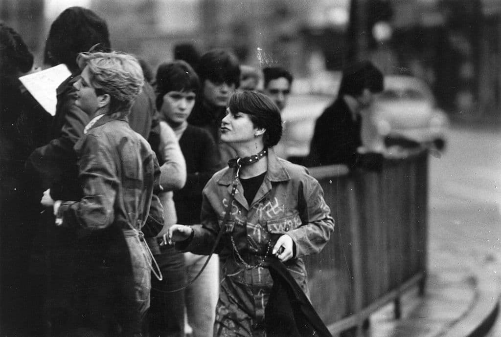 El póster compartido en redes sociales también hace referencia al estilo punk europeo de los setentas.