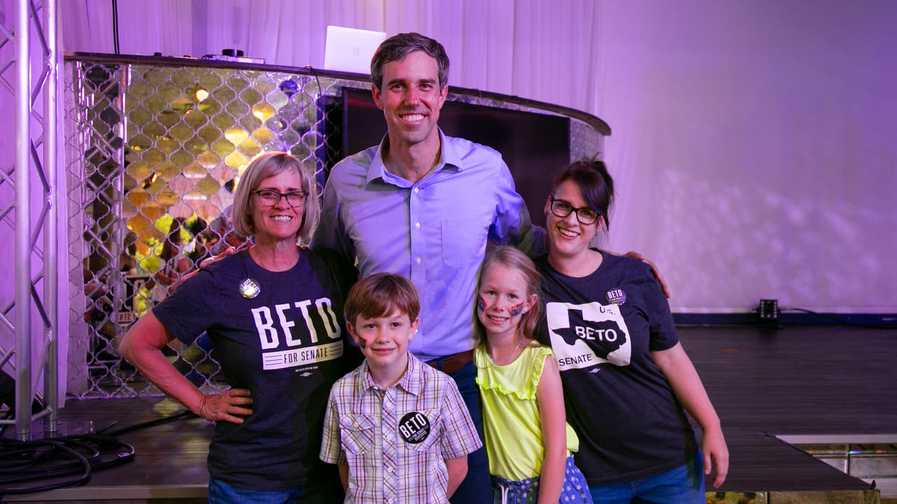 Tracey Miller y su hija Julie Ruffner logran fotografiarse con O'Rourke, acompañado de dos de sus tres hijos.