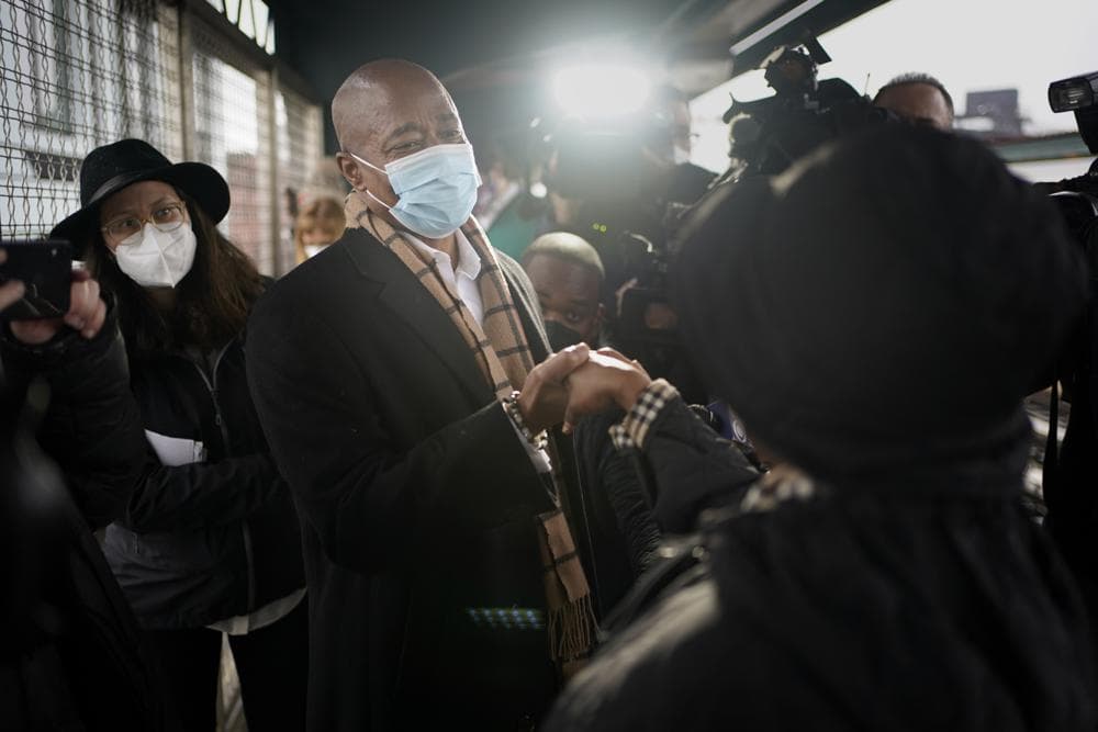 En su primer día de mandato, Eric Adams insta a los neoyorquinos a resistir la pandemia