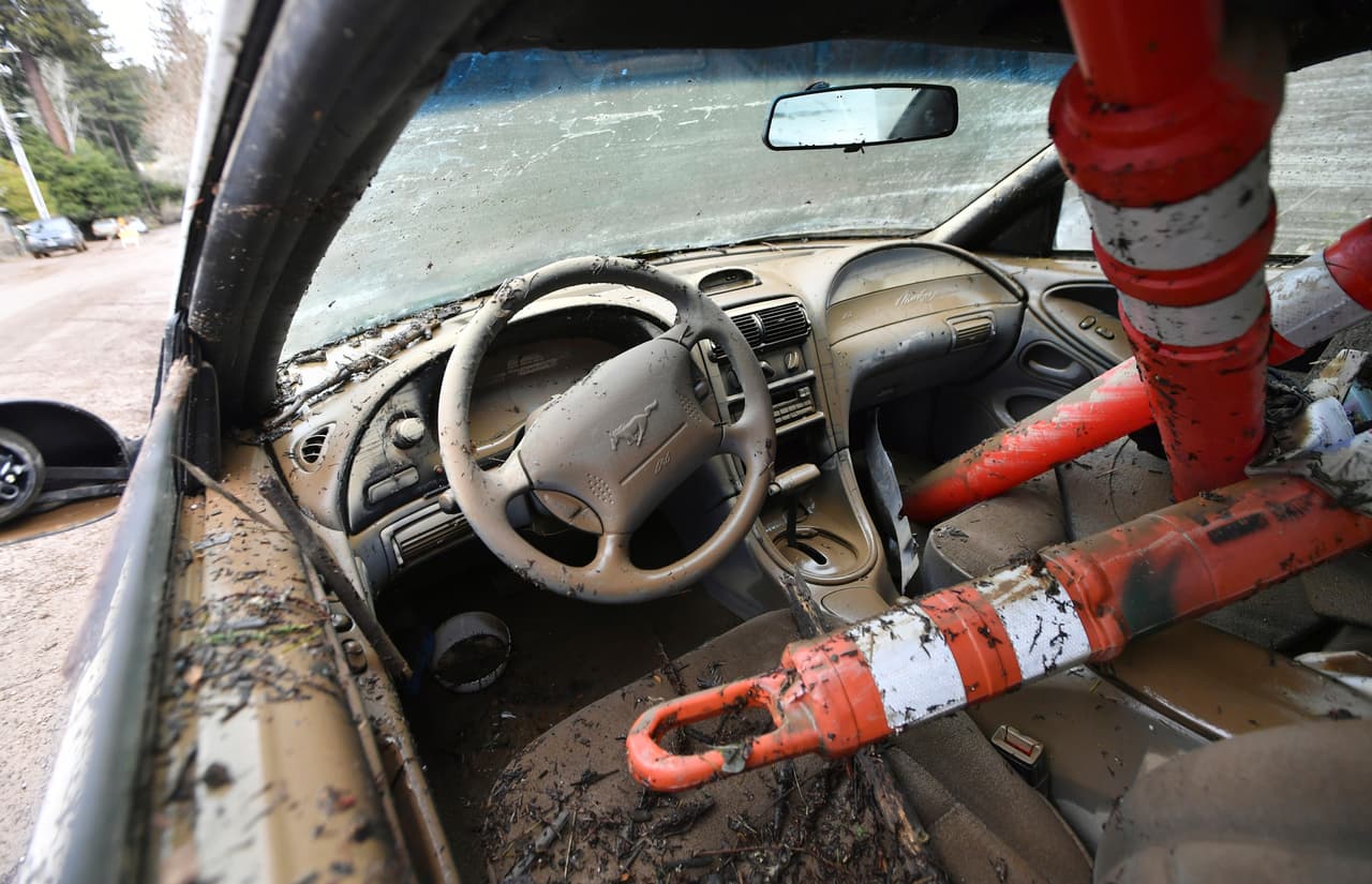 Los equipos de emergencia lograron rescatar a unas 40 personas que habían quedado atrapadas en sus casas o sus vehículos.
<br>