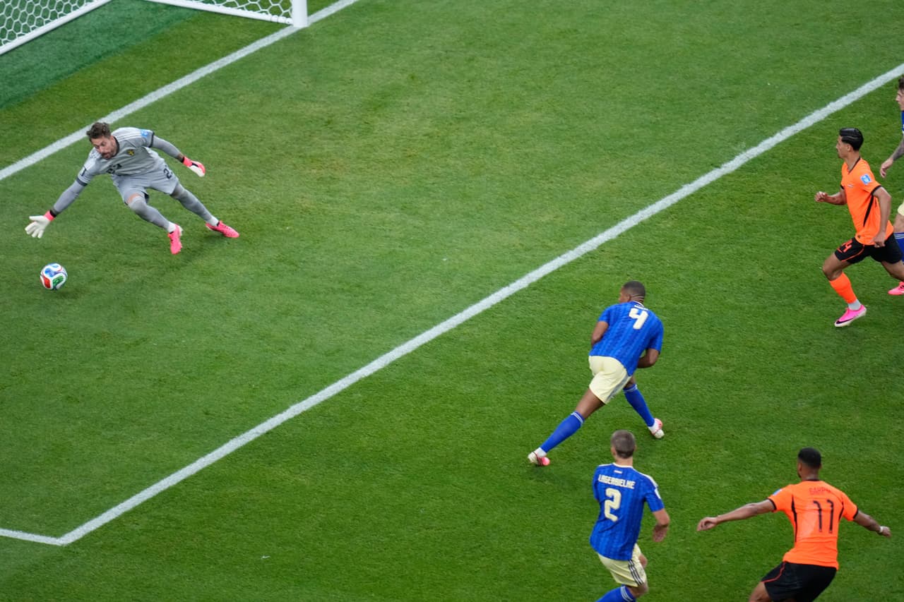 Minuto 54 del partido: Cody Gaskpo manda a la portería el balón y marca un cuarto gol para Países Bajos.
