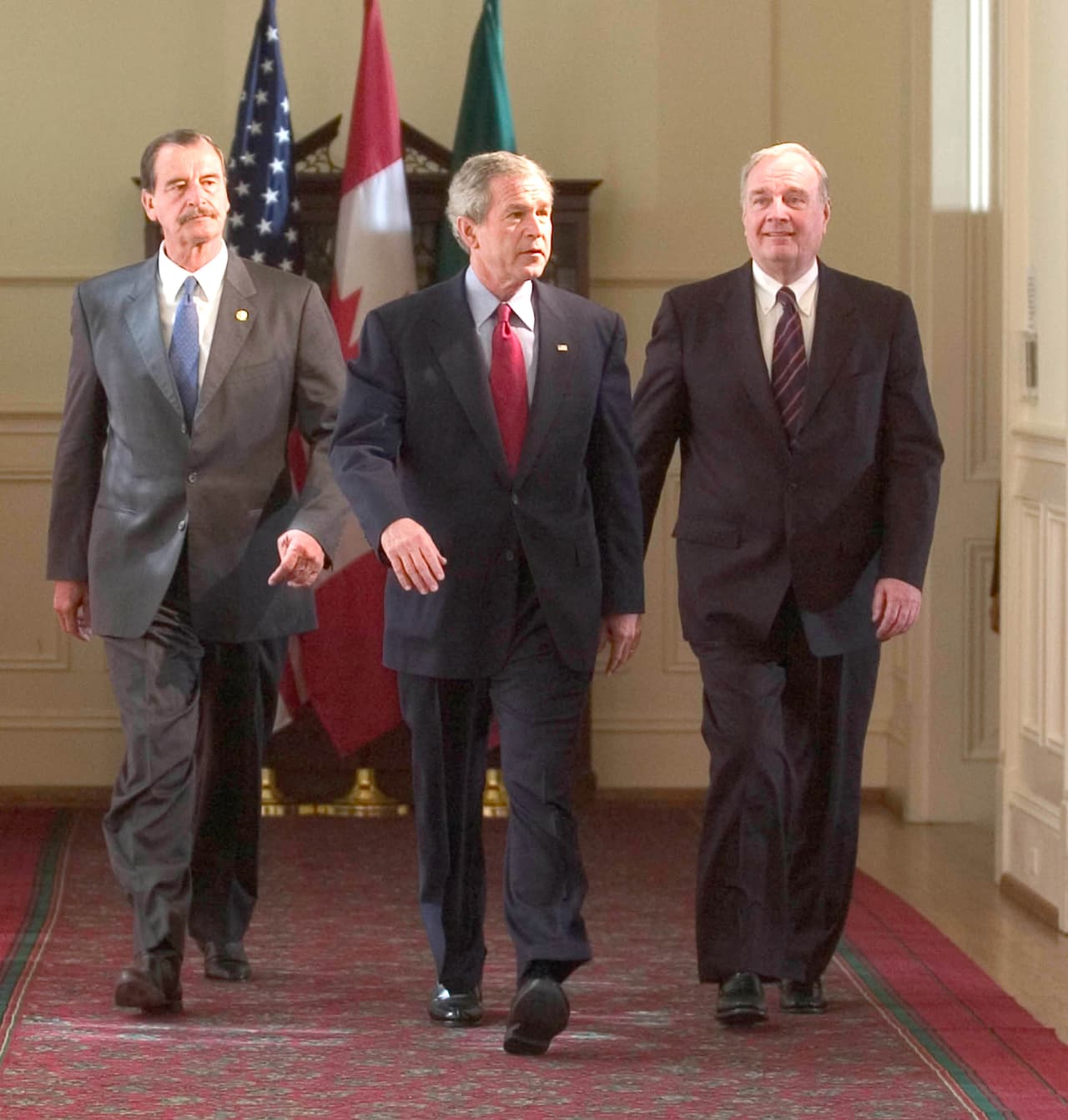 <b>La primera Cumbre. </b>En marzo de 2005 fue la primera reunión denominada Cumbre de Líderes de América del Norte, donde anualmente se discutirían al más alto nivel los temas de las relaciones entre los tres países, entre ellos las actualizaciones de NAFTA. El presidente mexicano Vicente Fox y el primer ministro canadiense Paul Martin fueron invitados al rancho del presidente Bush en su natal Texas.