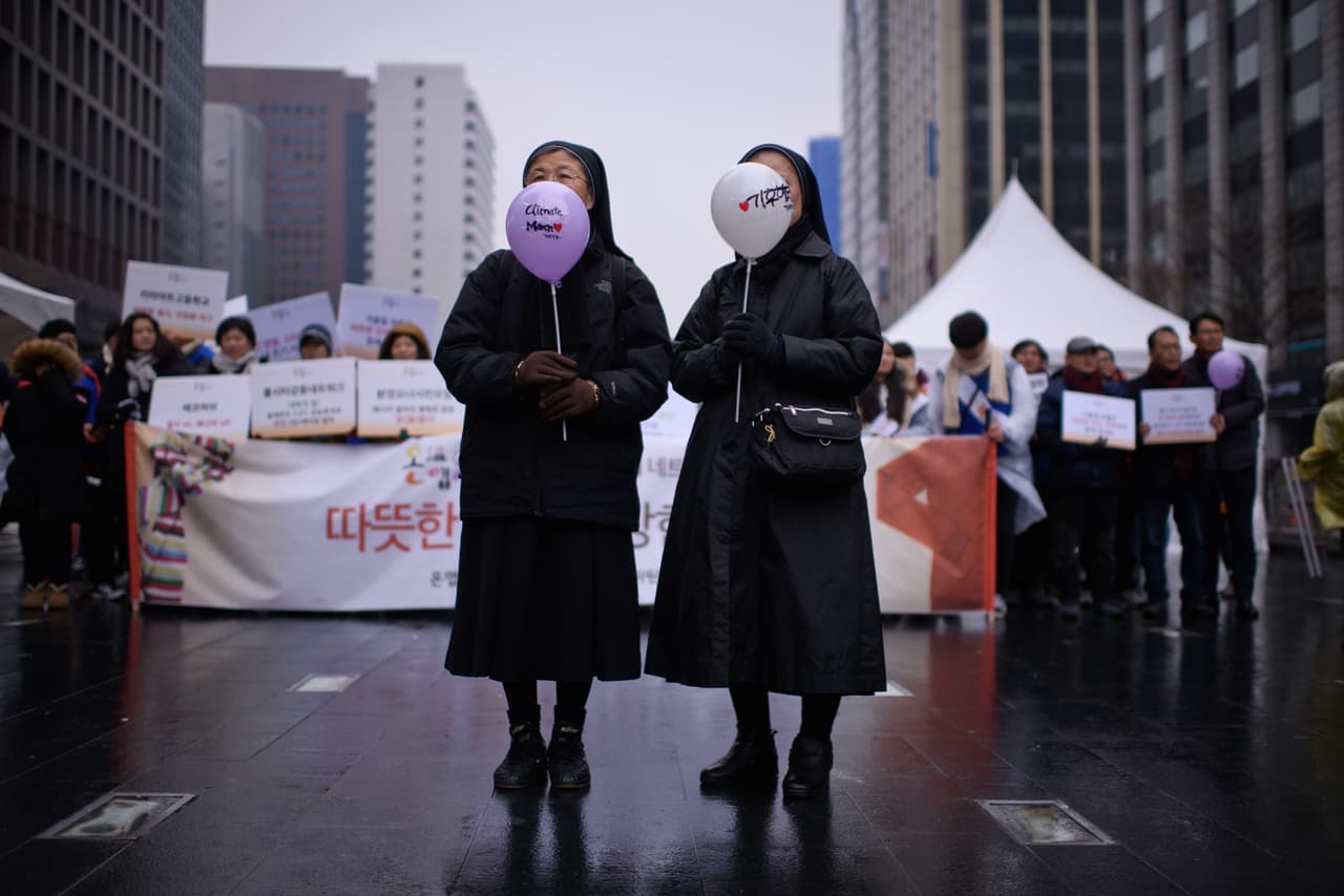 Dos religiosas se unieron a las movilizaciones llamando a la conciencia por el clima en Seúl, Corea.
