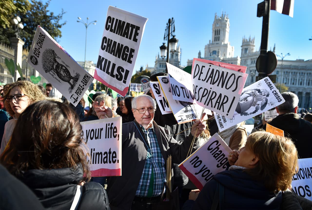 En Madrid, un hombre repartió pancartas entre los manifestantes.