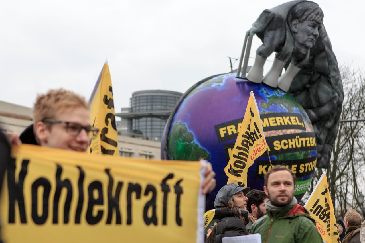 Los activistas fueron a la movilización con un modelo de la canciller alemana Angela Merkel.