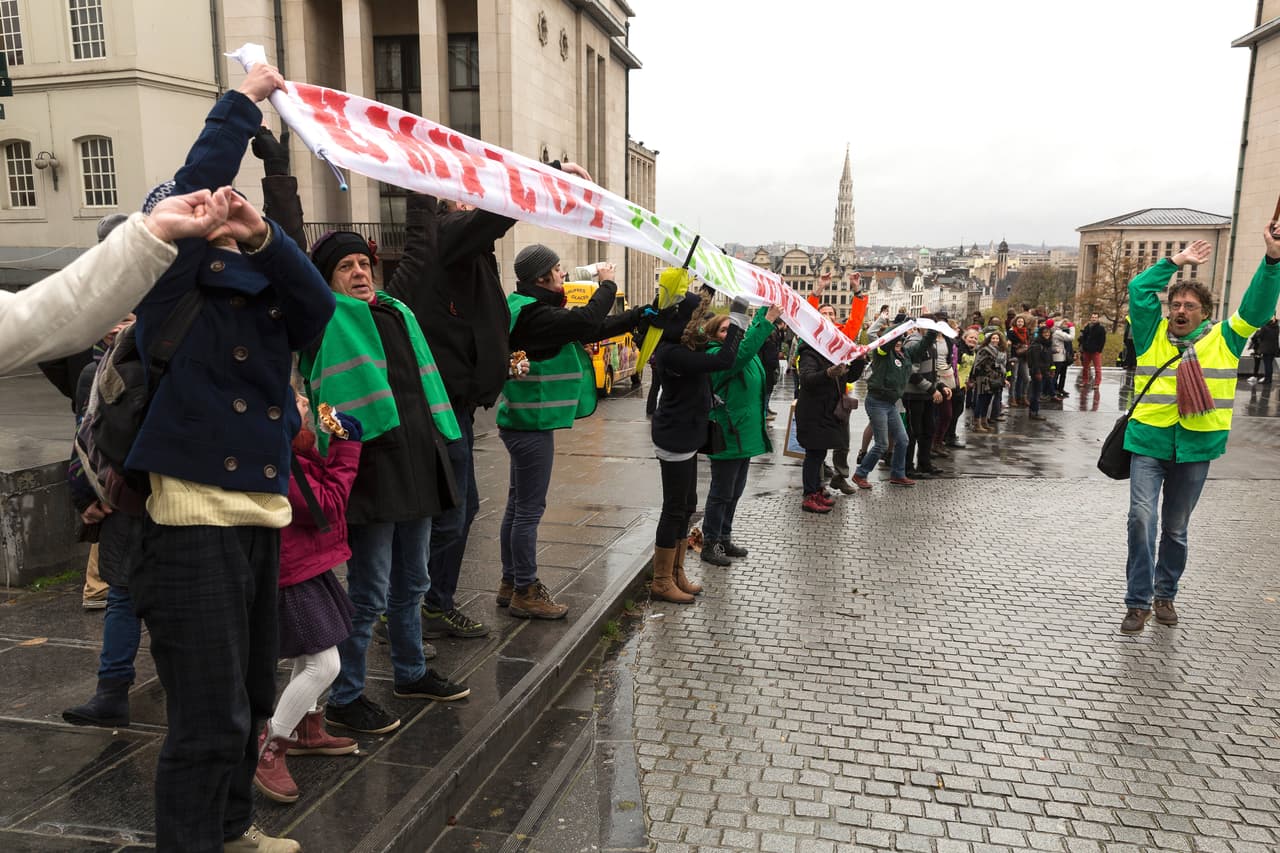 En Bruselas también optaron por formar una cadena humana.