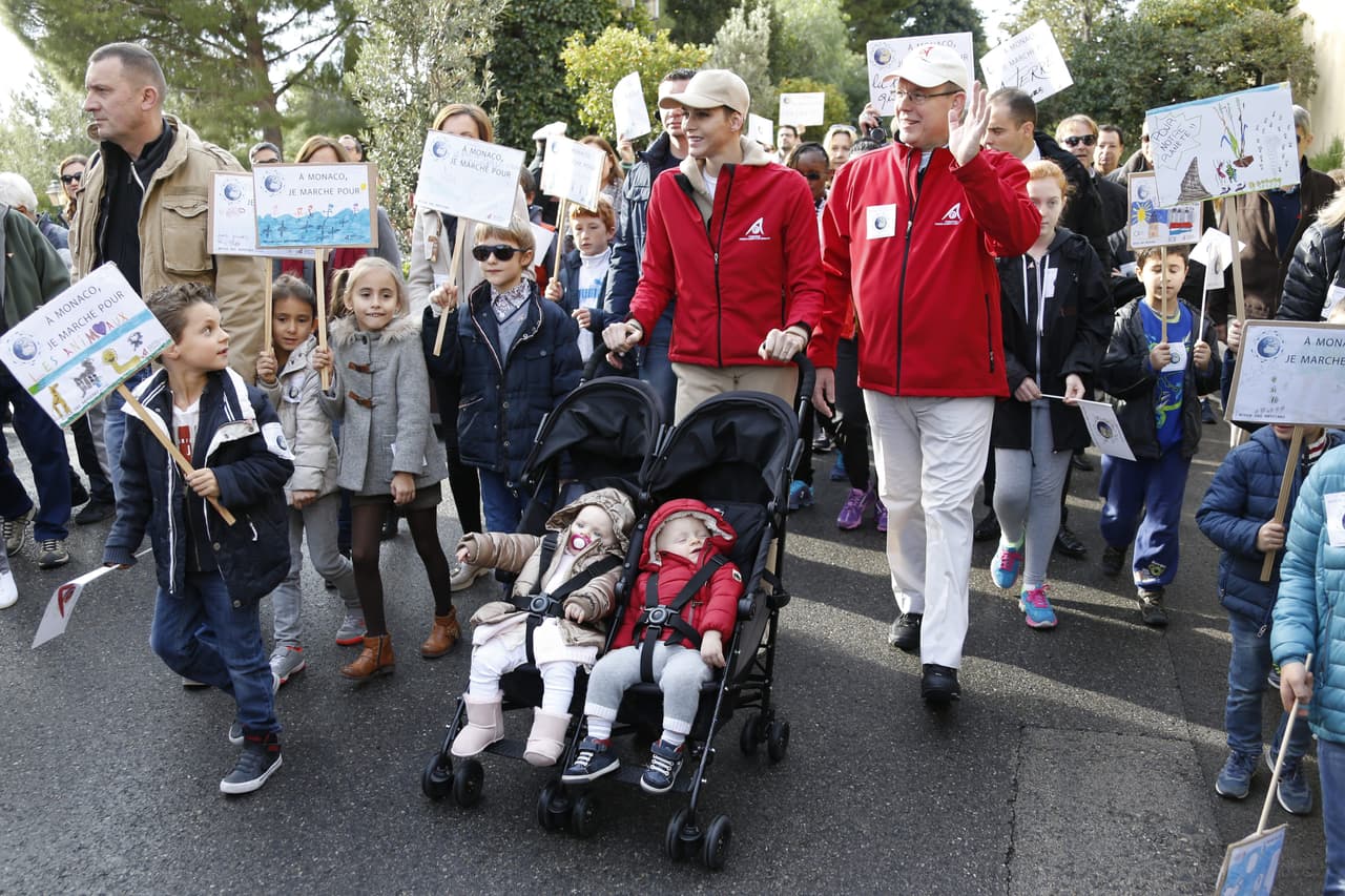 Acompañados de sus hijos, los príncipes de Mónaco participaron también en la movilización realizada en su país.