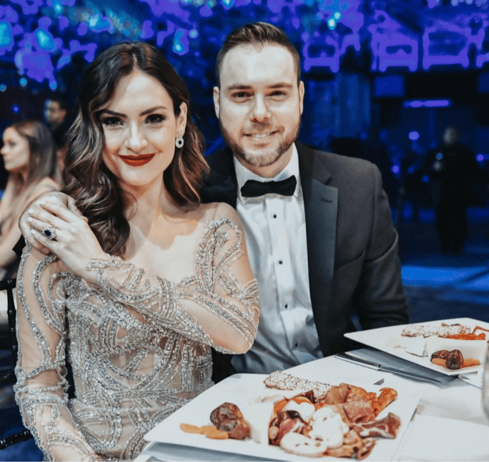 La presentadora de Primer Impacto, Michelle Galván, y Fernando Guajardo posaron felices en la cena de Premio Lo Nuestro 2019. La historia de amor de la pareja inició en el 2014.