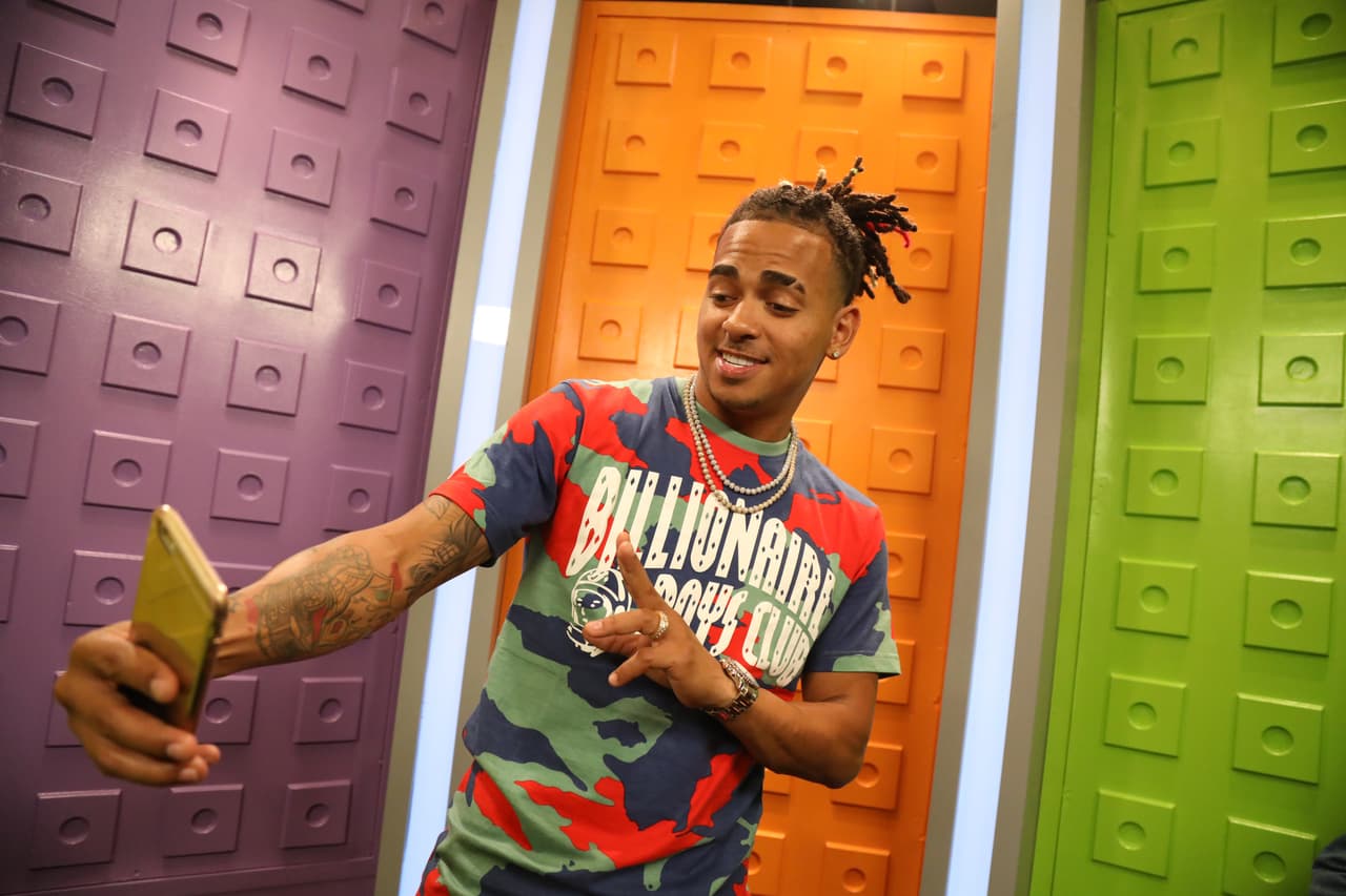 Ozuna probó ser un experto en 'selfies'.