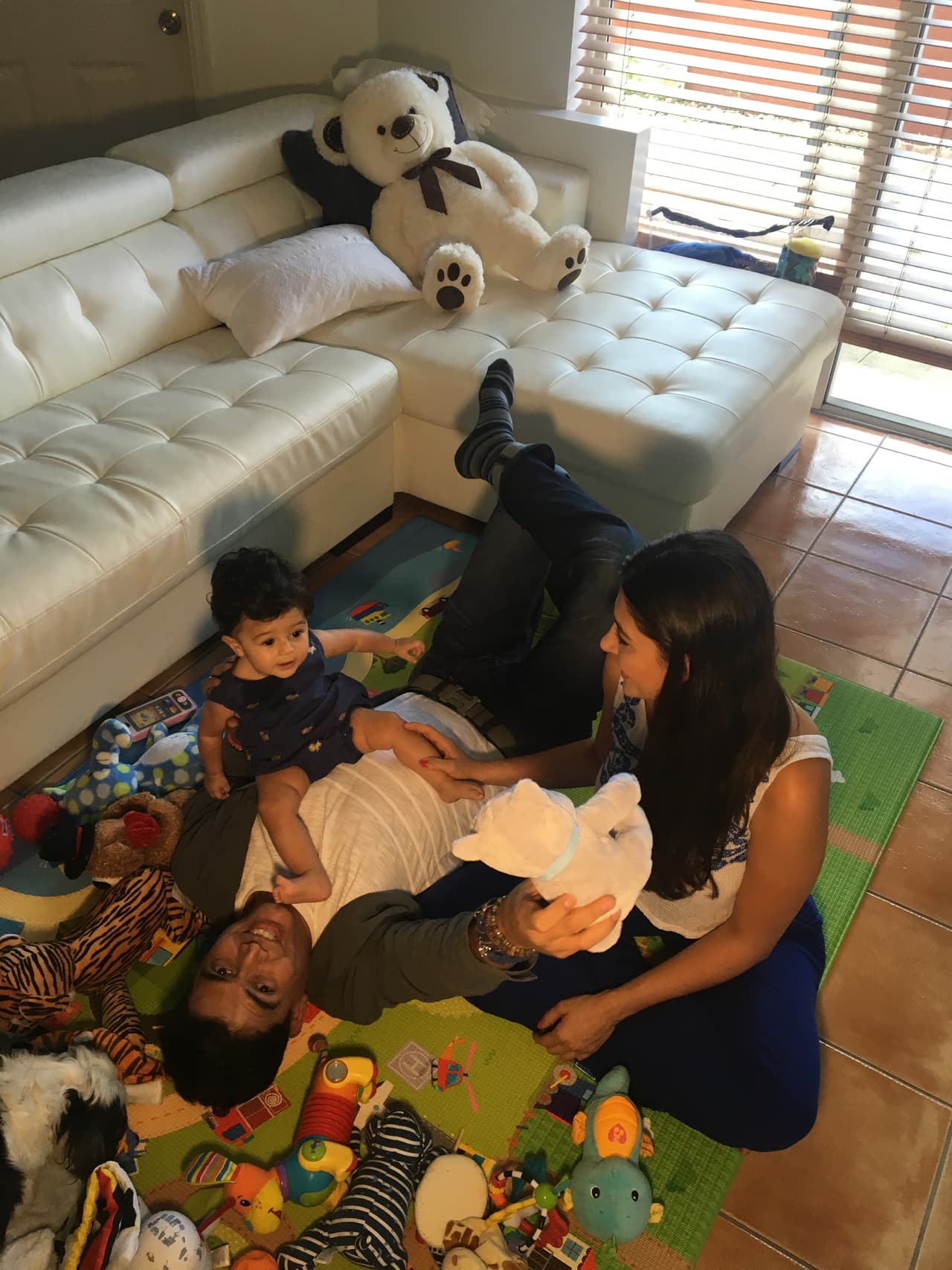 Baby Joshua tiene muchos amiguitos de peluche que juegan con él.