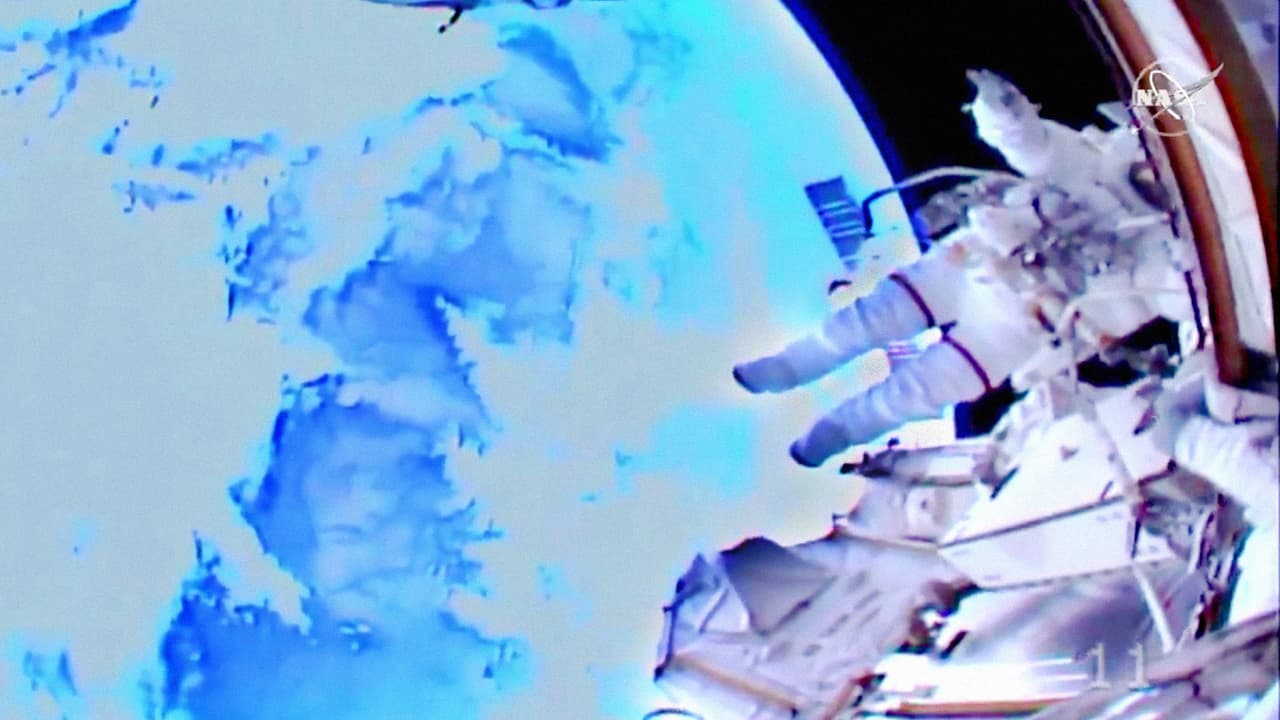 Las astronautas estadounidenses Christina Koch y Jessica Meir hicieron historia al salir de la Estación Espacial Internacional (ISS, por sus siglas en íngles) sin la compañía de ningún hombre y realizaron la primera caminata espacial exclusivamente femenina más de medio siglo después de los primeros viajes al espacio.