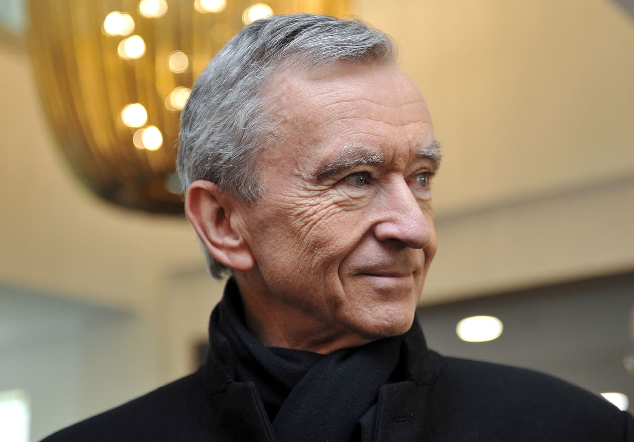 <b>7- Bernard Arnault, 68 años, francés. Fortuna: 74.8 mil millones de dólares. </b>Es el presidente de la compañía de artículos de lujo LVMH que posee las marcas Möet, Hennessy, comercializa champagne Dom Perignon y Louis Vuitton. Es el hombre más rico de Francia.
<br>