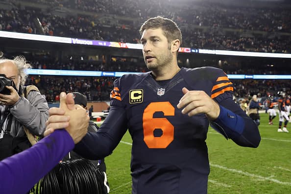 Entre sus logros más importantes, Cutler llevó a los Bears al juego de campeonato de Conferencia en 2010 y rompió varios récords de franquicia.