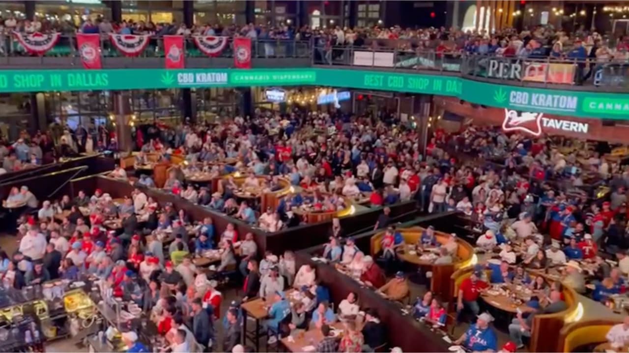 Aficionados se reúnen para disfrutar del partido en los Watch Party organizados por los Texas Rangers.