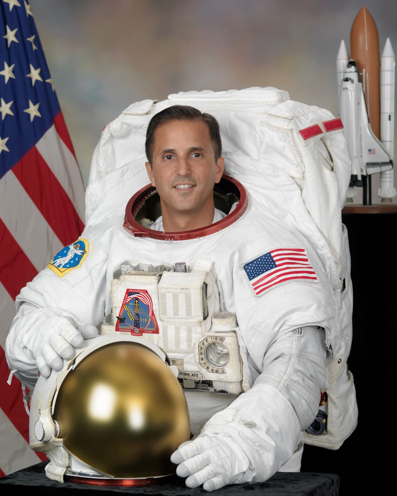 Joseph Michael "Joe" Acaba se convirtió en mayo de 2004 en la primera persona de la herencia puertorriqueña en ser nombrada candidato a astronauta de la NASA. Nacido en California, salió al espacio en marzo de 2009 y de nuevo en mayo de 2012. Obtuvo su licenciatura y maestría en geología y es también un ex trabajador del Cuerpo de Paz.