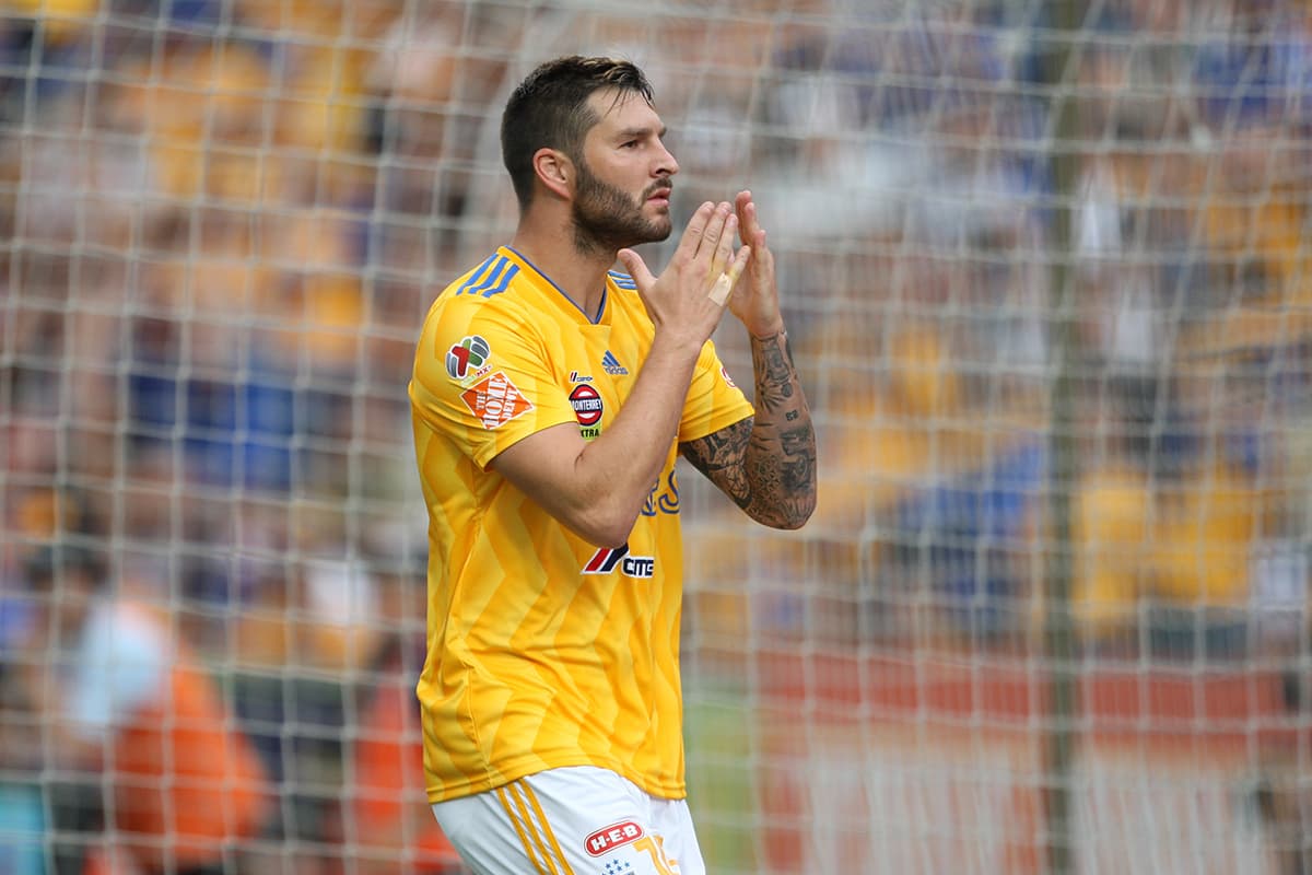 Al minuto 15 el delantero francés Andre Pierre-Gignac abrió el marcador para Tigres, prediciendo una nueva victoria del Campeón de Campeones.