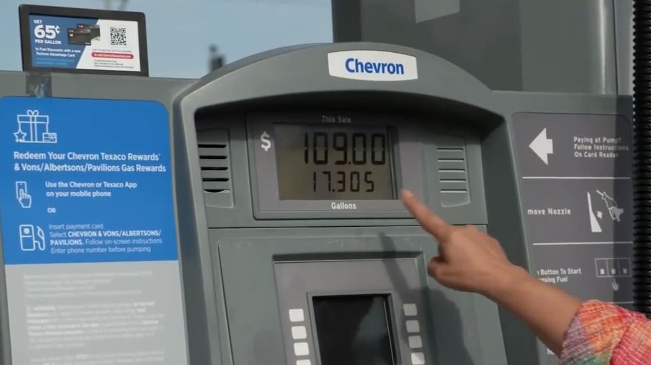 ¿$100 por un tanque? El precio de la gasolina en California preocupa a los conductores