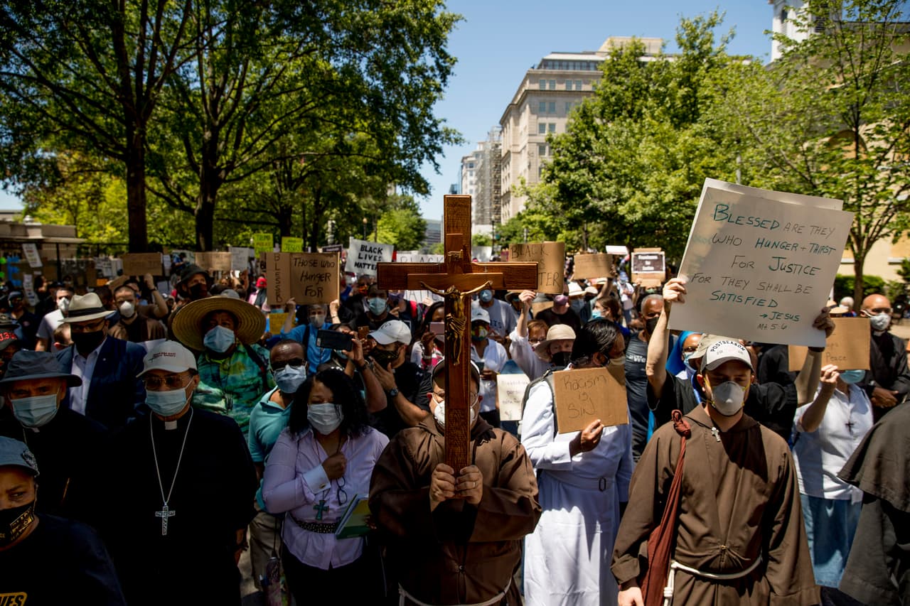 Portando una cruz, miembros de la Arquidiócesis de Washington marcharon desde la Casa Blanca hasta el Museo Nacional Smithsoniano de Historia y Cultura Afroestadounidense, en la capital del país.