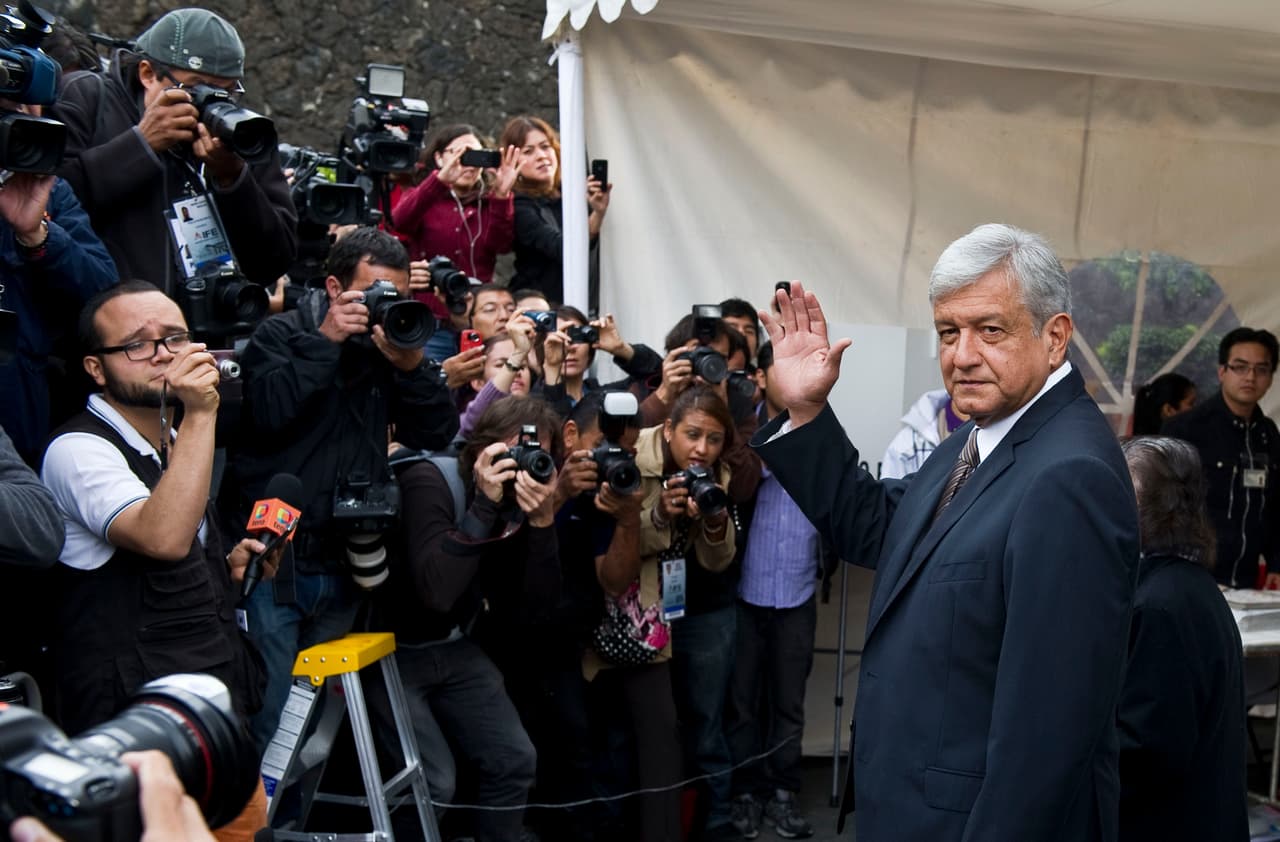 El ahora presidente de México, Andrés Manuel Lopez Obrador, saluda a la prensa antes de votar en las elecciones del 1 de julio de 2012.