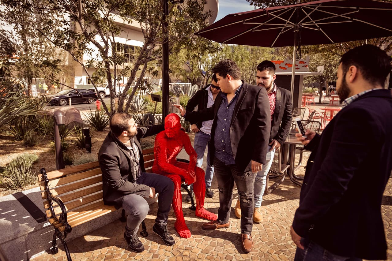 Y hubo uno que otro personaje que se apareció por ahí y no dejaron pasar la oportunidad para hacerse varias selfies.