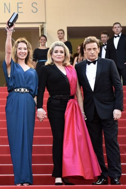 Catherine Deneuve. Ella fue otra de las inspiraciones de Yves Saint Laurent. Su posición como estrella de cine marcó grandes momentos de la moda que tuvieron una exposición enorme. Sin duda, el estilo y elegancia de Catherine Denueve es un parteaguas en la moda francesa.