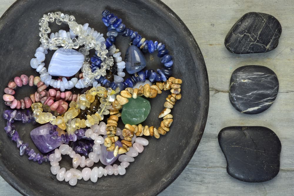 Complementa esta visualización colocando turmalina negra en tu habitación o en el punto central de tu casa. Este cristal bloquea energías negativas, estrés y neutraliza las energías de enfermedad. Si te gusta el color amarillo puedes vestir una prenda de ese color.