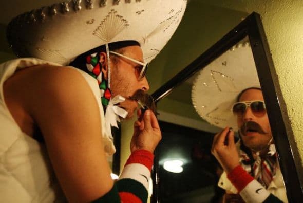 La celebración del 5 de Mayo da para todo, y eso aplica a la vestimenta. Algunos muy tradicionales, otros no tanto, pero lo que cuenta es el color y sabor de nuestras raíces ¿No lo crees? ¿Cinco de Mayo no es un día festivo?, la respuesta aquí