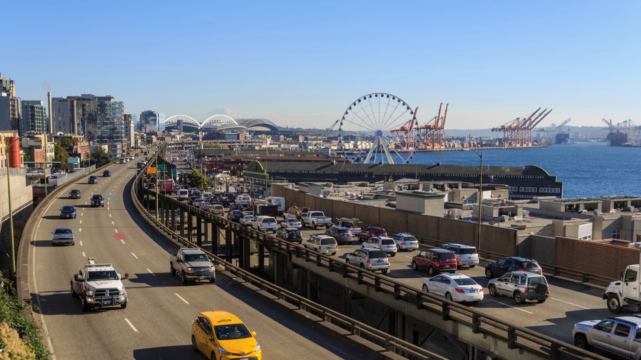 <h3 class="cms-h3-H3">5. Seattle, Washington</h3>
<br>Costo de propiedad y mantenimiento: 
<b>90</b>
<br>Tráfico e infraestructura: 
<b>88</b>
<br>Seguridad: 
<b>61</b>
<br>Acceso a vehículos y a su mantenimiento: 42
<br>Dato curioso: 
<b>Seattle es la segunda ciudad de EEUU en la que más llueve, superada solo por Buffalo, New York.</b>