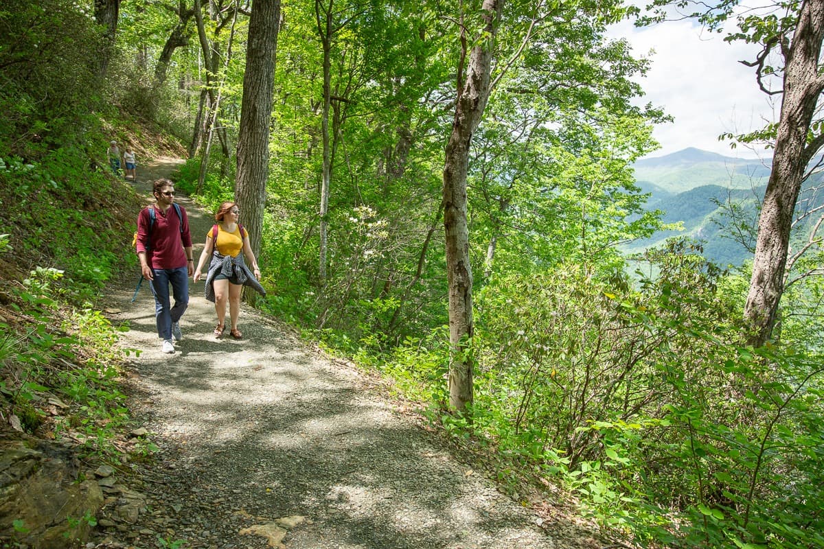 <b>Chimney Rock State Park (Chimney Rock)</b>:
<br>
<b>Sitio web</b>: 
<a href="https://www.chimneyrockpark.com">https://www.chimneyrockpark.com</a> 
<br>
<b><a href="https://goo.gl/maps/FceaWw82x7xKXyfJ6">Cómo llegar</a> </b>
<br>
<br>Las seis rutas de senderismo ofrecen diferentes grados de dificultad para que todos los niveles puedan divertirse aquí. Uno conduce a Hickory Nut Falls, que cae 404 pies y es reconocible por la película de 1992 The Last of the Mohicans.