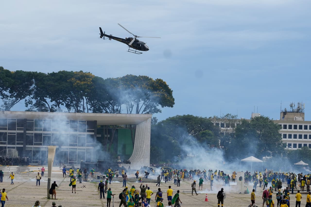 Patrullas de la Policía Legislativa, que vela por la seguridad en el Congreso, fueron atacadas y las barreras que acordonaban las sedes de los tres poderes fueron destruidas por los manifestantes.