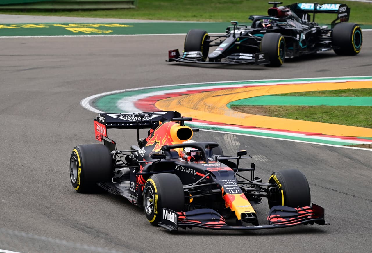 Lewis Hamilton se lleva el primer lugar en el Gran Premio de Emilia Romagna. El mexicano Sergio Pérez tuvo oportunidad de quedarse con un lugar en el podio pero Valtieri Bottas y Ricciardo fueron los pilotos ganadores. El equipo de Mercedes Benz queda campéon de constructores 2020.