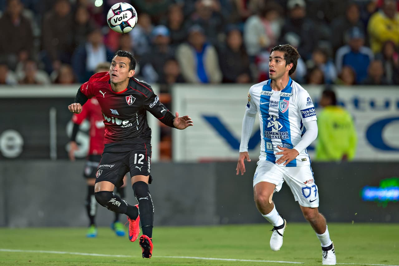 Action photo during the match Pachuca vs Atlas at Hidalgo Stadium, Apertura 2016 MX League. -- Foto de accion durante el Partido Pachuca vs Atlas en el Estadio Hidalgo. Partido Correspondiente a la Jornada 15 del Torneo Apertura 2016 Liga BBVA Bancomer MX, en la foto: Daniel Arreola, Rodolfo Pizarro ---29/10/2016/MEXSPORT/ Javier Ramirez.
