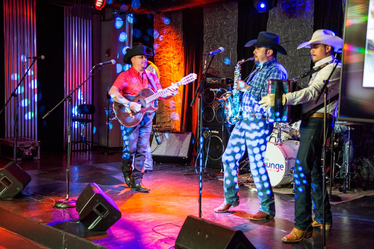 En exclusiva presentaron su nuevo sencillo "Para qué amarte"