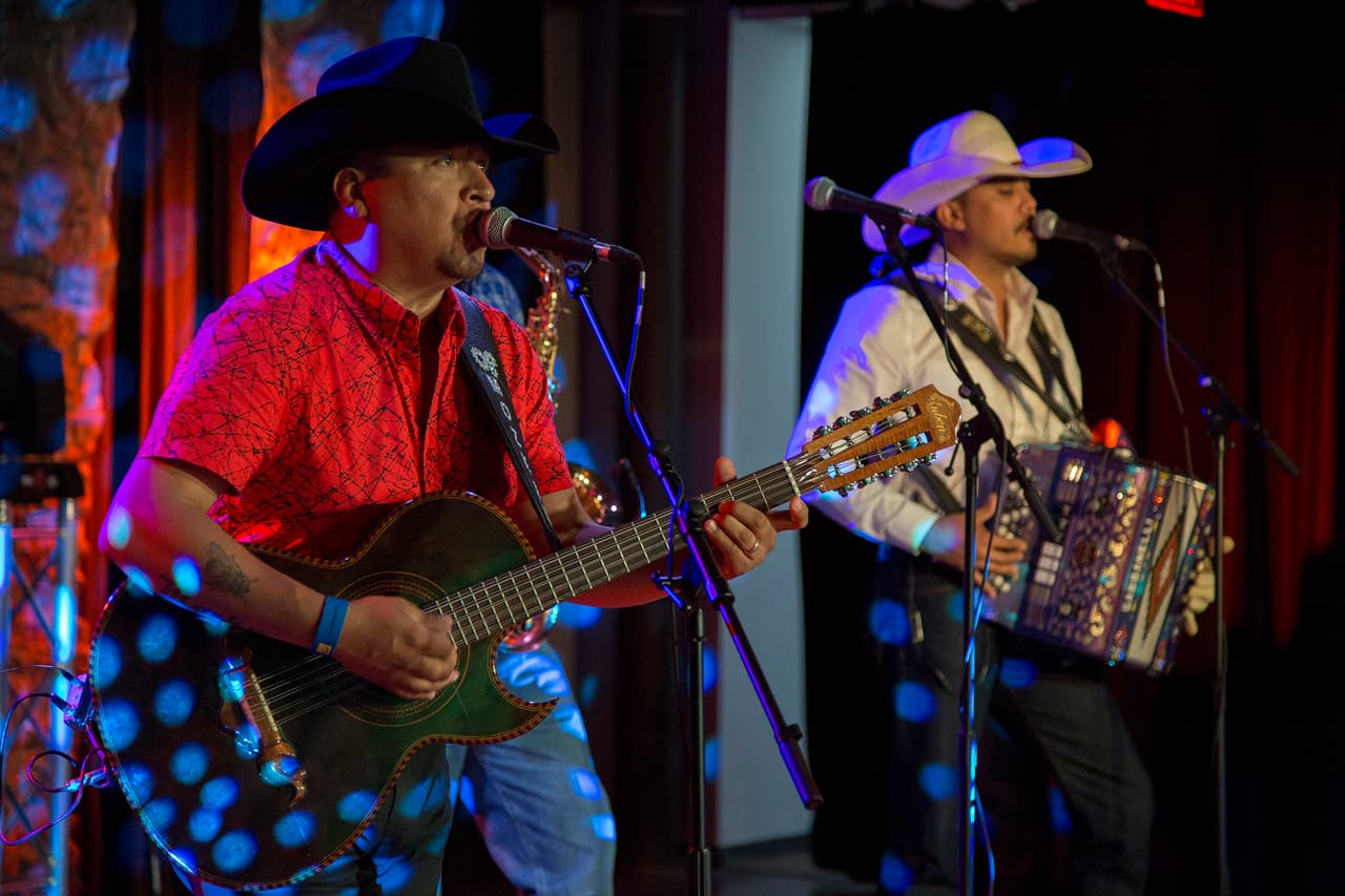 En exclusiva presentaron su nuevo sencillo "Para qué amarte"