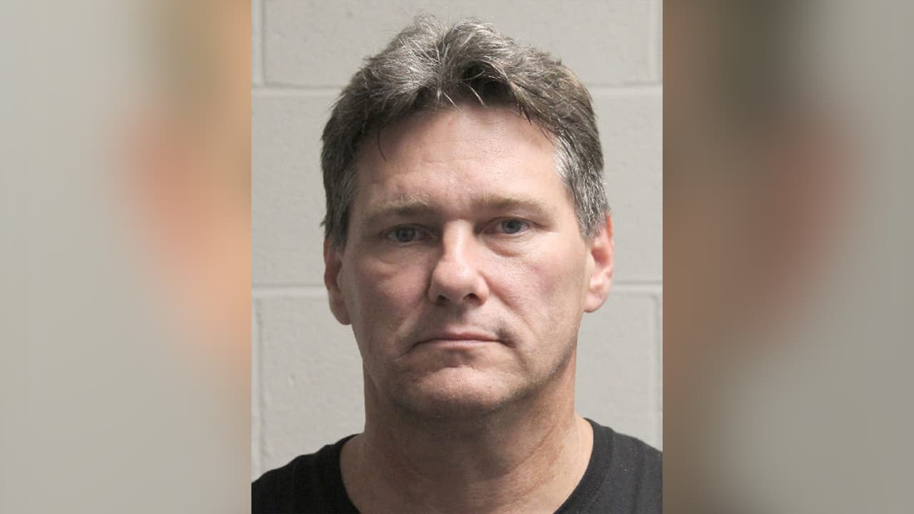 Troy Wayne Rodgers, está acusado de posesión de sustancias controladas y uso no autorizado de un vehículo.