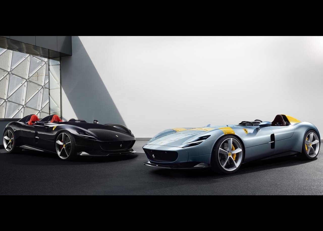Existen dos variantes del Ferrari Monza, la SP1, como la que compró Cristiano Ronaldo hace unos días, y la SP2, como la que tiene su rival en la liga italiana, Zlatan Ibrahimovic, quien supuestamente 
<a href="https://www.univision.com/carros/carros-y-famosos/el-superdeportivo-de-2-millones-que-zlatan-ibrahimovic-manejo-ilegalmente-fotos"><u>la condujo de forma ilegal en 2020</u></a> al no tenerlo registrado ante las autoridades de Suecia. La diferencia entre estas dos versiones se centra en su número de asientos, pues la SP1 es monoplaza, mientras que la SP2 es biplaza.
