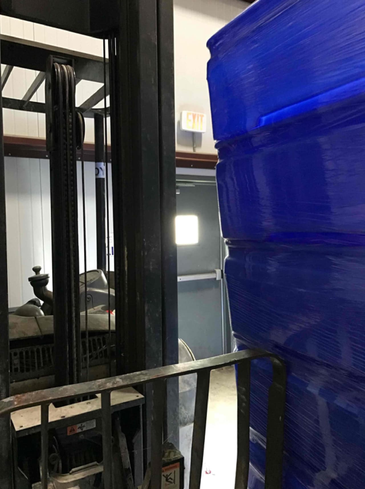 Obstrucción hacia las salidas de emergencia.