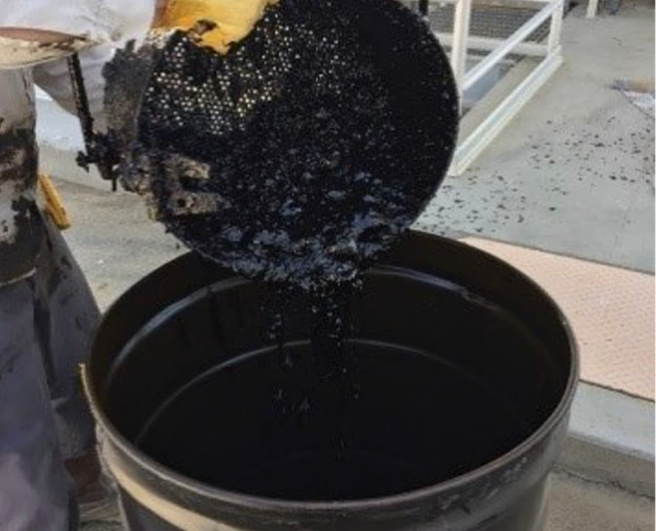 Investigan sustancia similar al petróleo en el alcantarillado de la ciudad de Shafter