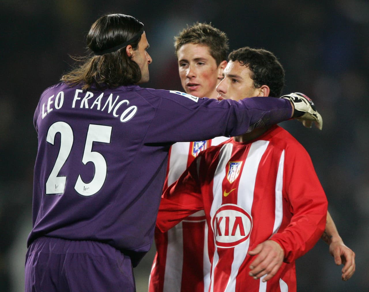 El buzo morado del arquero argentino Leo Franco durante su paso por Atlético de Madrid también hace parte de la colección.